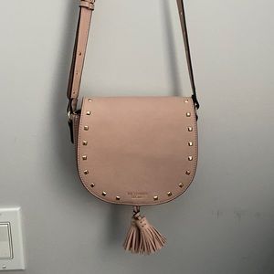 Pink Victoria’s Secret adjustable cross-body bag with gold detailing 💕🤍